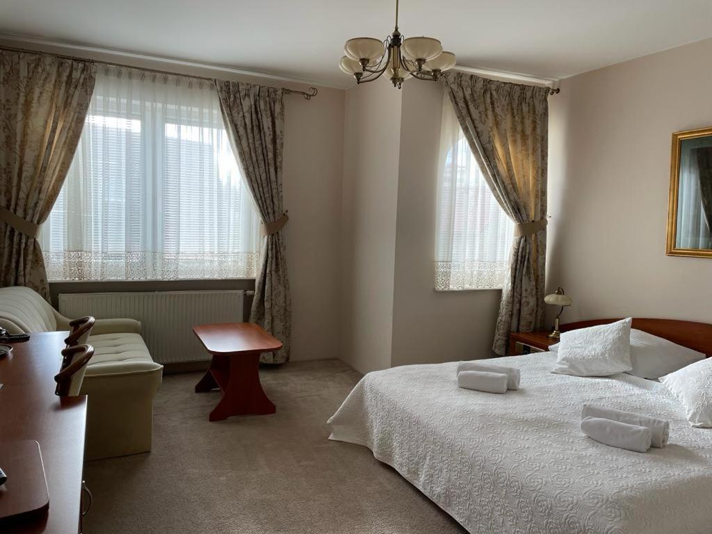 Hotel Alexandra Pobiedziska Esterno foto