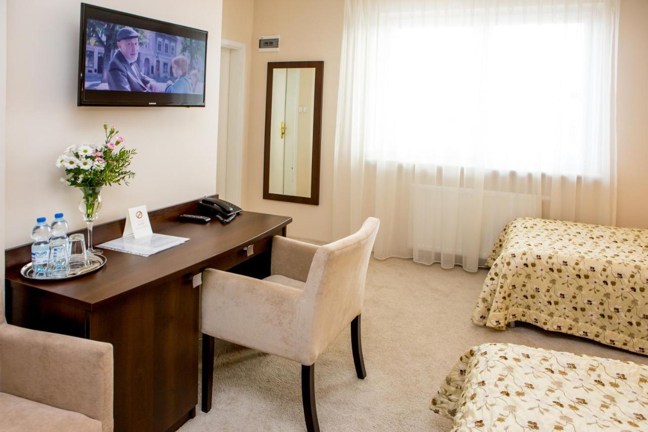 Hotel Alexandra Pobiedziska Esterno foto