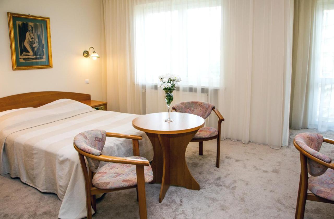 Hotel Alexandra Pobiedziska Esterno foto